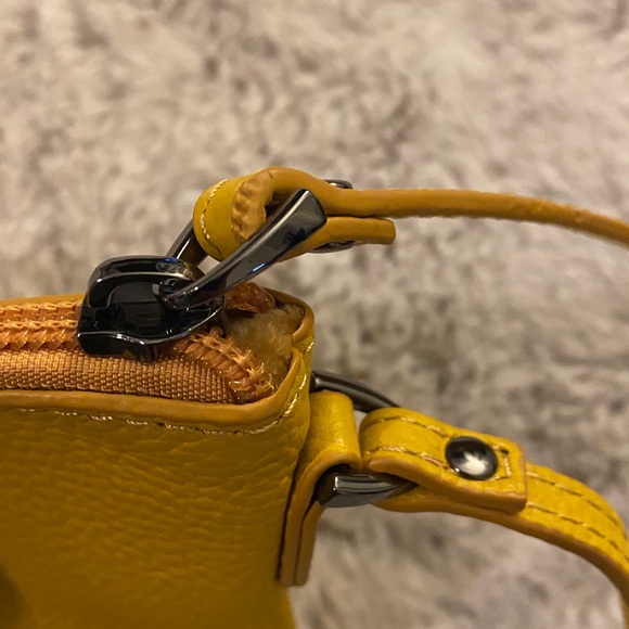 beck. bag Mustard Yellow Leather Wristlet. Good Condition. NYJL Charity Ball VIP - Picture 3 of 5